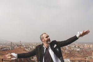 Cristiano Cremonini per il videoclip di Libertà sulla Torre Prendiparte a Bologna